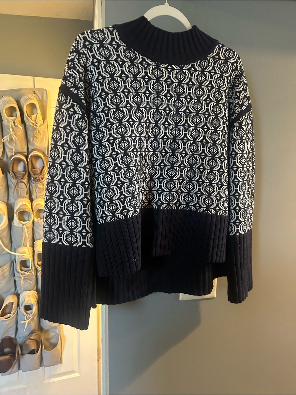 Navy & White Patterned Ribbed Turtleneck Sweater - Women